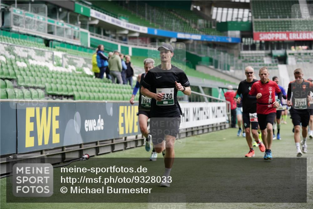 05.10.2025 - 20. swb-Marathon Bremen Michael Burmester http://msf.ph/oto/9328033 05.10.2025 12:52:27 Laufen im Stadion 550, 590, 615, 793, 1029, 1298, 1431, 1550, 1552, 2595, 3033, 3041, 3178, 3626, 4362, 4781, 4805, 4914, 4935, 5068, 5108, 5416, 5447, 5459, 5561, 5675, 6367, 6630, 6677, 7012, 7031, 7277, 7293, 7313, 7416, 7419, 7634, 7773, 7975, 8218, 8297, 8349, 8534, 8558, 8580, 8701, 8921, 9115, 10338, 754, 914, 1120, 1314, 1748, 1926, 2283, 2447, 4260, 4652, 4687, 4781, 5847, 5910, 6773, 7713, 8066, 8740, 8780 meine-sportfotos.de