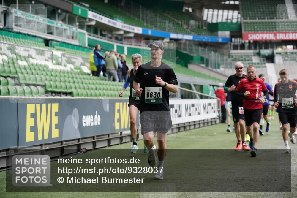 05.10.2025 - 20. swb-Marathon Bremen Michael Burmester http://msf.ph/oto/9328037 05.10.2025 12:52:27 Laufen im Stadion 550, 590, 615, 793, 1029, 1298, 1431, 1550, 1552, 2595, 3033, 3041, 3178, 3626, 4362, 4781, 4805, 4914, 4935, 5068, 5108, 5416, 5447, 5459, 5561, 5675, 6367, 6630, 6677, 7012, 7031, 7277, 7293, 7313, 7416, 7419, 7634, 7773, 7975, 8218, 8297, 8349, 8534, 8558, 8580, 8701, 8921, 9115, 10338, 754, 914, 1120, 1314, 1748, 1926, 2283, 2447, 4260, 4652, 4687, 4781, 5847, 5910, 6773, 7713, 8066, 8740, 8780 meine-sportfotos.de