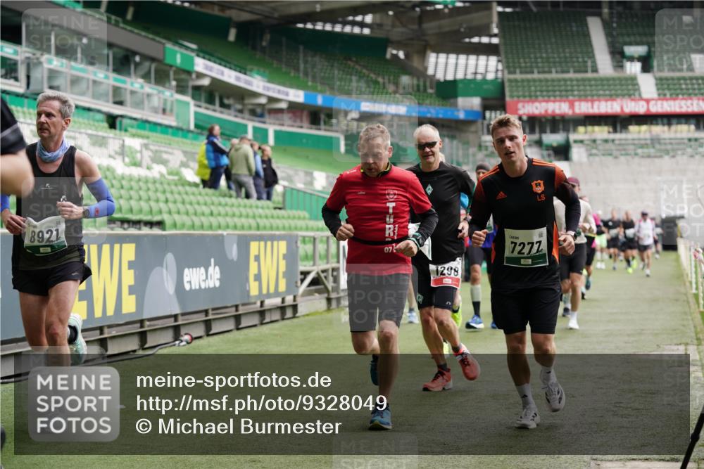 05.10.2025 - 20. swb-Marathon Bremen Michael Burmester http://msf.ph/oto/9328049 05.10.2025 12:52:29 Laufen im Stadion 550, 590, 615, 793, 1029, 1298, 1431, 1550, 1552, 1600, 2595, 3033, 3041, 3178, 3626, 4218, 4362, 4746, 4805, 4914, 4935, 5068, 5108, 5416, 5447, 5459, 5561, 5675, 6367, 6630, 6677, 7012, 7031, 7277, 7293, 7313, 7416, 7419, 7634, 7773, 7975, 8218, 8297, 8349, 8534, 8558, 8580, 8701, 8921, 9115, 10338, 754, 914, 1120, 1748, 1926, 2283, 2447, 4260, 4652, 4781, 5847, 5910, 6773, 7713, 8740 meine-sportfotos.de