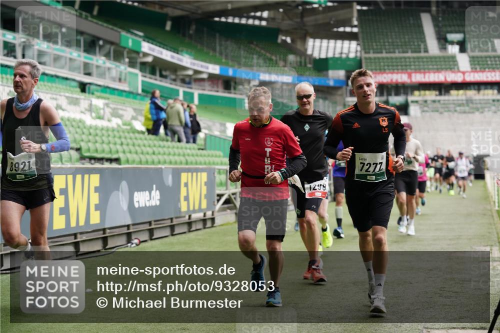 05.10.2025 - 20. swb-Marathon Bremen Michael Burmester http://msf.ph/oto/9328053 05.10.2025 12:52:29 Laufen im Stadion 550, 590, 615, 793, 1029, 1298, 1431, 1550, 1552, 1600, 2595, 3033, 3041, 3178, 3626, 4218, 4362, 4746, 4805, 4914, 4935, 5068, 5108, 5416, 5447, 5459, 5561, 5675, 6367, 6630, 6677, 7012, 7031, 7277, 7293, 7313, 7416, 7419, 7634, 7773, 7975, 8218, 8297, 8349, 8534, 8558, 8580, 8701, 8921, 9115, 10338, 754, 914, 1120, 1748, 1926, 2283, 2447, 4260, 4652, 4781, 5847, 5910, 6773, 7713, 8740 meine-sportfotos.de