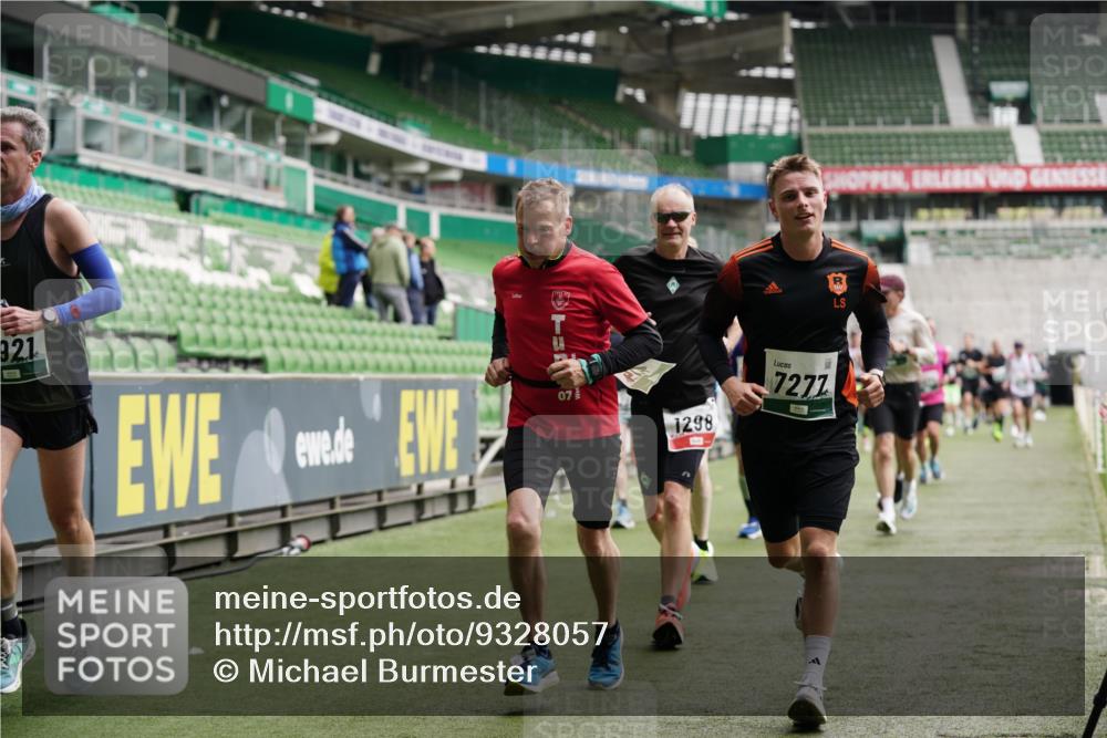 05.10.2025 - 20. swb-Marathon Bremen Michael Burmester http://msf.ph/oto/9328057 05.10.2025 12:52:29 Laufen im Stadion 550, 590, 615, 793, 1029, 1298, 1431, 1550, 1552, 1600, 2595, 3033, 3041, 3178, 3626, 4218, 4362, 4746, 4805, 4914, 4935, 5068, 5108, 5416, 5447, 5459, 5561, 5675, 6367, 6630, 6677, 7012, 7031, 7277, 7293, 7313, 7416, 7419, 7634, 7773, 7975, 8218, 8297, 8349, 8534, 8558, 8580, 8701, 8921, 9115, 10338, 754, 914, 1120, 1748, 1926, 2283, 2447, 4260, 4652, 4781, 5847, 5910, 6773, 7713, 8740 meine-sportfotos.de