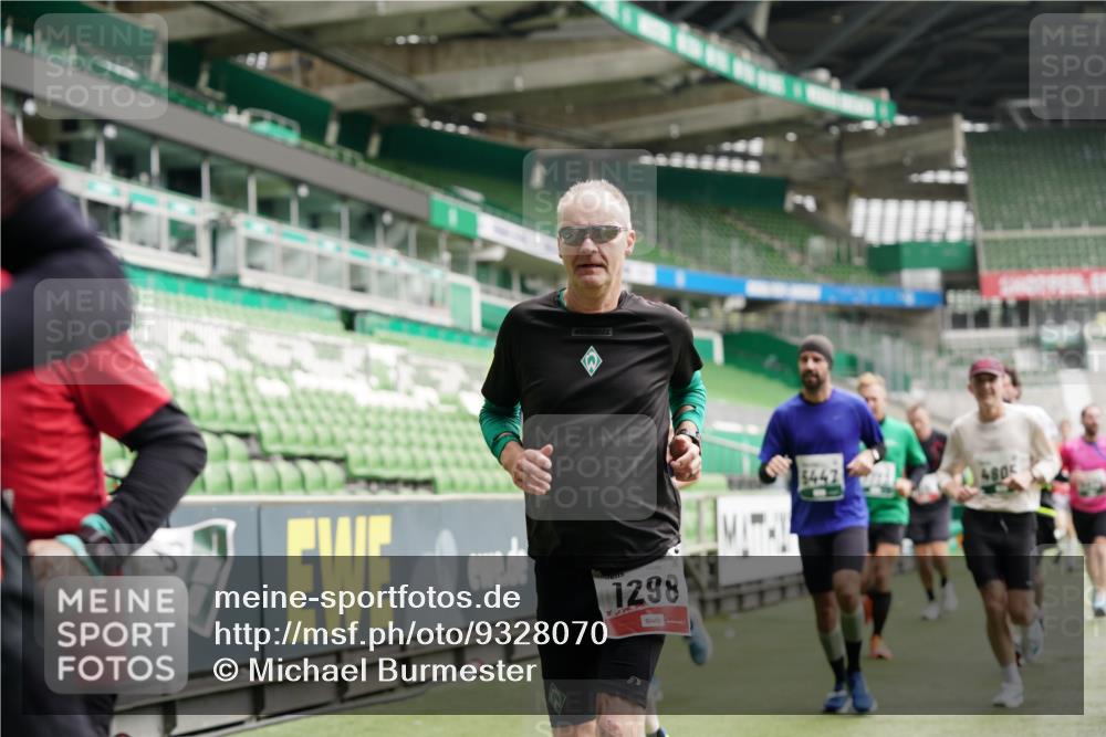 05.10.2025 - 20. swb-Marathon Bremen Michael Burmester http://msf.ph/oto/9328070 05.10.2025 12:52:31 Laufen im Stadion 550, 590, 615, 793, 1029, 1298, 1431, 1550, 1552, 1600, 2595, 3033, 3041, 3178, 3626, 4218, 4362, 4746, 4805, 4914, 4935, 5068, 5108, 5416, 5447, 5459, 5561, 5675, 6367, 6630, 6677, 7012, 7031, 7277, 7293, 7313, 7416, 7419, 7634, 7773, 7975, 8218, 8297, 8349, 8431, 8534, 8558, 8580, 8701, 8921, 9115, 10338, 754, 914, 1120, 1748, 1926, 2283, 2447, 4652, 4781, 5847, 5910, 6773, 7713, 8740 meine-sportfotos.de