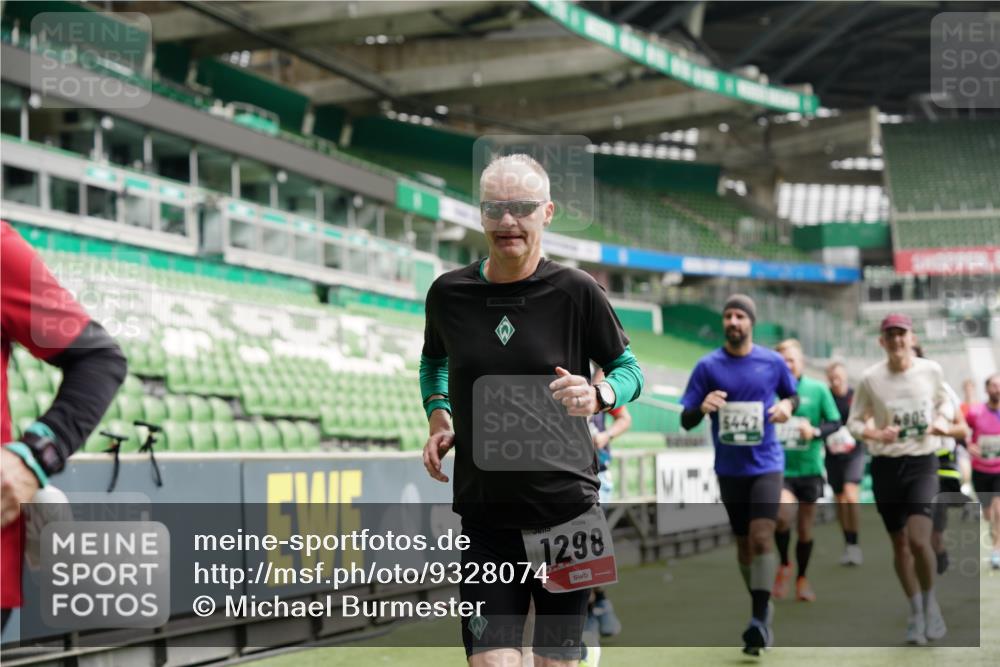 05.10.2025 - 20. swb-Marathon Bremen Michael Burmester http://msf.ph/oto/9328074 05.10.2025 12:52:31 Laufen im Stadion 550, 590, 615, 793, 1029, 1298, 1431, 1550, 1552, 1600, 2595, 3033, 3041, 3178, 3626, 4218, 4362, 4746, 4805, 4914, 4935, 5068, 5108, 5416, 5447, 5459, 5561, 5675, 6367, 6630, 6677, 7012, 7031, 7277, 7293, 7313, 7416, 7419, 7634, 7773, 7975, 8218, 8297, 8349, 8431, 8534, 8558, 8580, 8701, 8921, 9115, 10338, 754, 914, 1120, 1748, 1926, 2283, 2447, 4652, 4781, 5847, 5910, 6773, 7713, 8740 meine-sportfotos.de