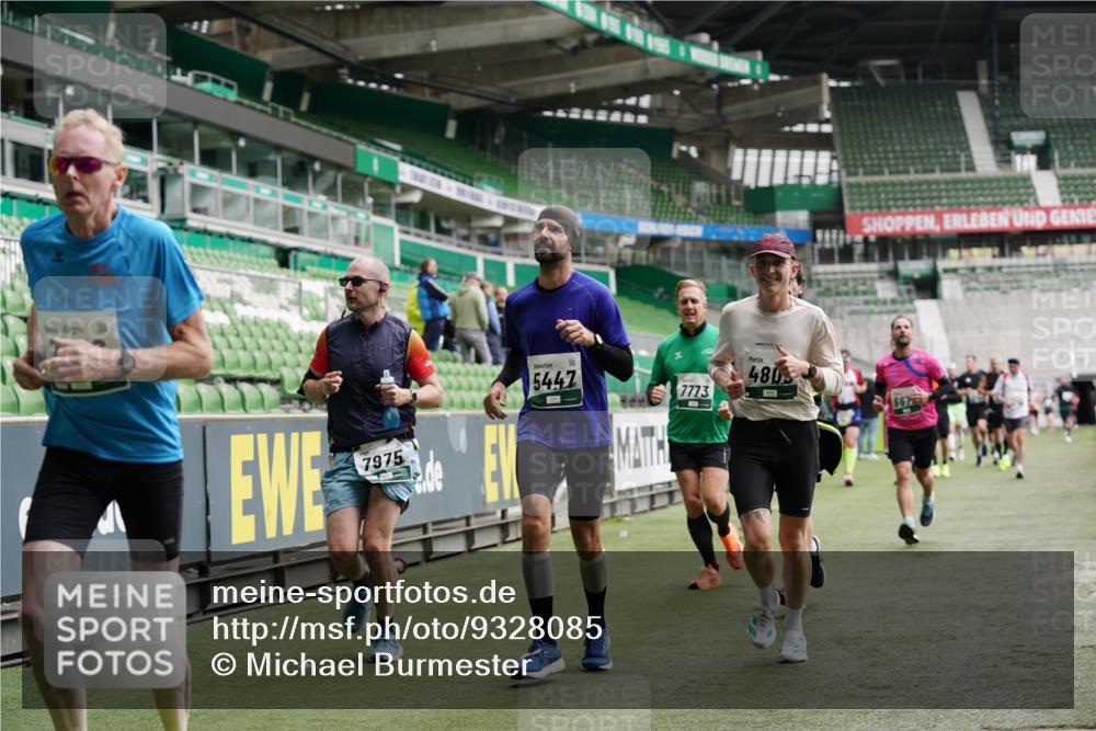 05.10.2025 - 20. swb-Marathon Bremen Michael Burmester http://msf.ph/oto/9328085 05.10.2025 12:52:32 Laufen im Stadion 550, 590, 615, 793, 1029, 1298, 1431, 1550, 1552, 1600, 2595, 3033, 3041, 3178, 3626, 4218, 4362, 4746, 4805, 4914, 4935, 5068, 5108, 5416, 5447, 5459, 5561, 5675, 6367, 6630, 6677, 7012, 7031, 7277, 7293, 7313, 7416, 7419, 7634, 7773, 7975, 8218, 8297, 8349, 8431, 8534, 8558, 8580, 8701, 8921, 9115, 10338, 754, 914, 1120, 1748, 1926, 2283, 2447, 4652, 4781, 5847, 5910, 6773, 7713, 8740 meine-sportfotos.de