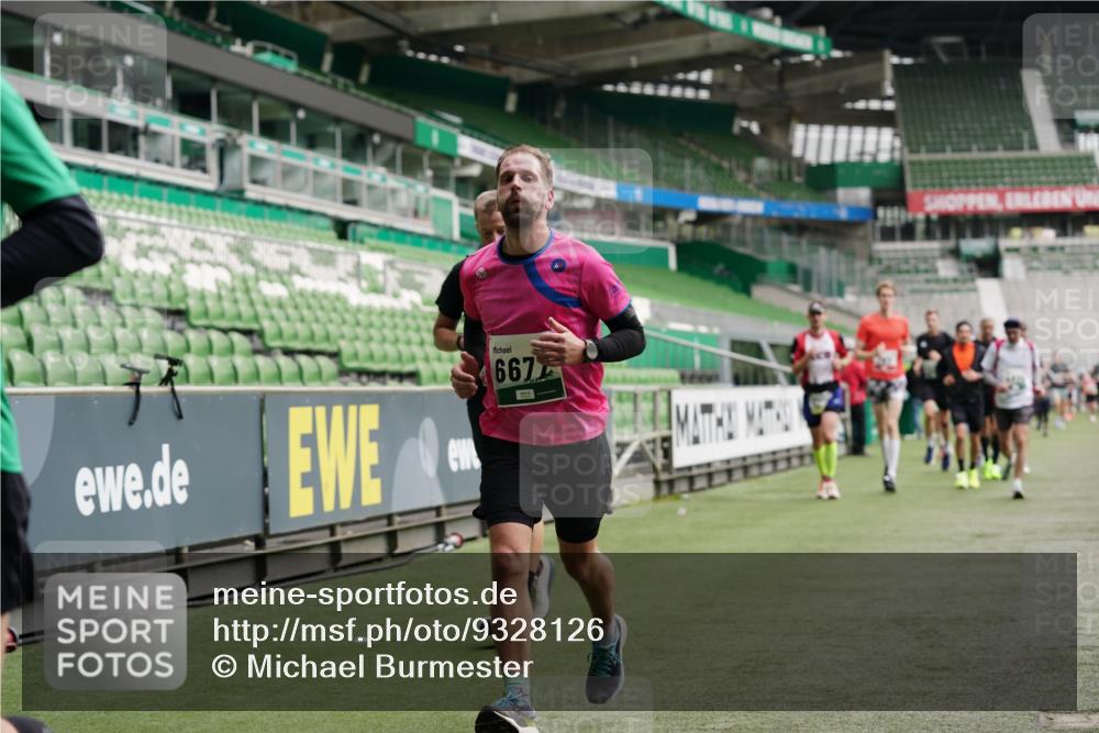 05.10.2025 - 20. swb-Marathon Bremen Michael Burmester http://msf.ph/oto/9328126 05.10.2025 12:52:35 Laufen im Stadion 550, 590, 615, 793, 1029, 1298, 1367, 1431, 1550, 1552, 1600, 2072, 2595, 3033, 3041, 3178, 3626, 4218, 4362, 4573, 4746, 4805, 4914, 4935, 5068, 5108, 5416, 5447, 5459, 5561, 5675, 5866, 6367, 6630, 6677, 7012, 7031, 7277, 7293, 7313, 7416, 7419, 7634, 7773, 7975, 8218, 8297, 8349, 8431, 8534, 8558, 8580, 8701, 8921, 9115, 10338, 754, 914, 1120, 1926, 2283, 2447, 3178, 4652, 4781, 5108, 5847, 6773, 8740 meine-sportfotos.de