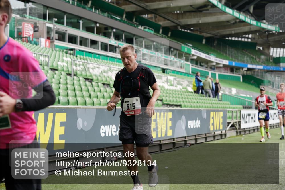 05.10.2025 - 20. swb-Marathon Bremen Michael Burmester http://msf.ph/oto/9328134 05.10.2025 12:52:37 Laufen im Stadion 550, 590, 615, 793, 1029, 1298, 1367, 1431, 1550, 1552, 1600, 2072, 2595, 3033, 3041, 3626, 4218, 4362, 4573, 4746, 4805, 4914, 4935, 5068, 5416, 5447, 5459, 5561, 5675, 5866, 6367, 6630, 6677, 7012, 7031, 7277, 7293, 7313, 7416, 7634, 7773, 7975, 8218, 8297, 8349, 8431, 8534, 8558, 8580, 8701, 8921, 9115, 10338, 754, 914, 1120, 1926, 3178, 4652, 4781, 5108, 5416, 5847, 6773, 7419, 8740 meine-sportfotos.de