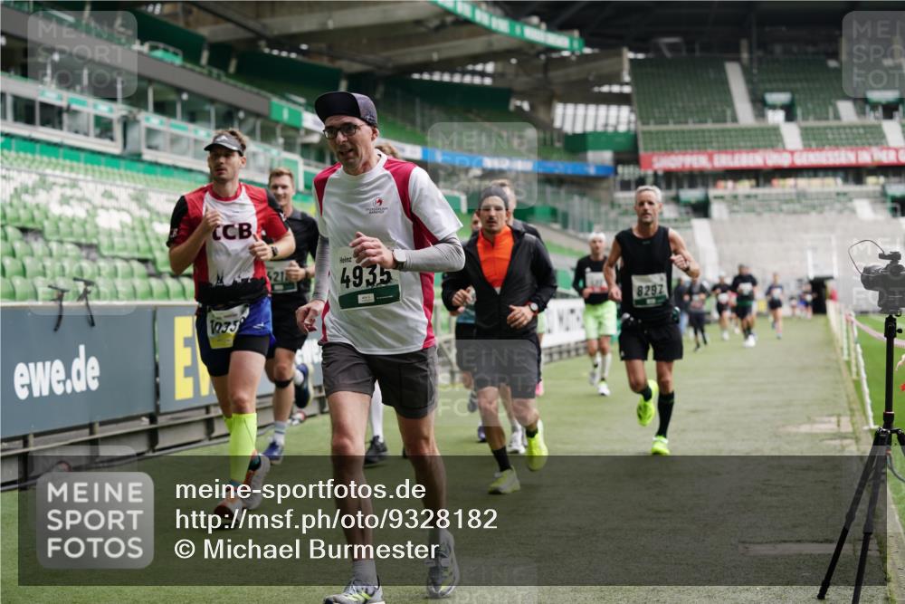 05.10.2025 - 20. swb-Marathon Bremen Michael Burmester http://msf.ph/oto/9328182 05.10.2025 12:52:41 Laufen im Stadion 550, 590, 615, 793, 832, 1298, 1367, 1431, 1550, 1552, 1600, 2072, 2075, 2595, 3033, 3041, 3626, 4132, 4218, 4362, 4573, 4746, 4805, 4914, 4935, 5169, 5447, 5459, 5561, 5675, 5866, 6367, 6630, 6677, 7012, 7031, 7277, 7293, 7416, 7634, 7773, 7975, 8218, 8297, 8349, 8431, 8558, 8580, 8701, 8921, 9115, 10338, 754, 914, 1029, 1926, 3178, 4652, 4781, 5068, 5108, 5416, 5847, 6773, 7031, 7313, 7419, 8534 meine-sportfotos.de