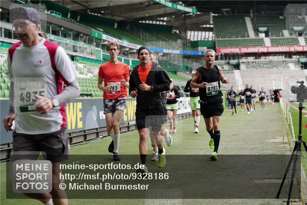 05.10.2025 - 20. swb-Marathon Bremen Michael Burmester http://msf.ph/oto/9328186 05.10.2025 12:52:41 Laufen im Stadion 550, 590, 615, 793, 832, 1298, 1367, 1431, 1550, 1552, 1600, 2072, 2075, 2595, 3033, 3041, 3626, 4132, 4218, 4362, 4573, 4746, 4805, 4914, 4935, 5169, 5447, 5459, 5561, 5675, 5866, 6367, 6630, 6677, 7012, 7031, 7277, 7293, 7416, 7634, 7773, 7975, 8218, 8297, 8349, 8431, 8558, 8580, 8701, 8921, 9115, 10338, 754, 914, 1029, 1926, 3178, 4652, 4781, 5068, 5108, 5416, 5847, 6773, 7031, 7313, 7419, 8534 meine-sportfotos.de