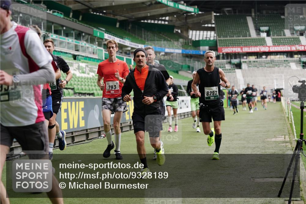 05.10.2025 - 20. swb-Marathon Bremen Michael Burmester http://msf.ph/oto/9328189 05.10.2025 12:52:41 Laufen im Stadion 550, 590, 615, 793, 832, 1298, 1367, 1431, 1550, 1552, 1600, 2072, 2075, 2595, 3033, 3041, 3626, 4132, 4218, 4362, 4573, 4746, 4805, 4914, 4935, 5169, 5447, 5459, 5561, 5675, 5866, 6367, 6630, 6677, 7012, 7031, 7277, 7293, 7416, 7634, 7773, 7975, 8218, 8297, 8349, 8431, 8558, 8580, 8701, 8921, 9115, 10338, 754, 914, 1029, 1926, 3178, 4652, 4781, 5068, 5108, 5416, 5847, 6773, 7031, 7313, 7419, 8534 meine-sportfotos.de