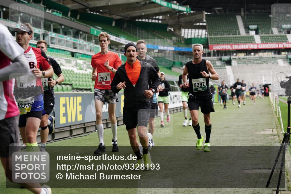 05.10.2025 - 20. swb-Marathon Bremen Michael Burmester http://msf.ph/oto/9328193 05.10.2025 12:52:41 Laufen im Stadion 550, 590, 615, 793, 832, 1298, 1367, 1431, 1550, 1552, 1600, 2072, 2075, 2595, 3033, 3041, 3626, 4132, 4218, 4362, 4573, 4746, 4805, 4914, 4935, 5169, 5447, 5459, 5561, 5675, 5866, 6367, 6630, 6677, 7012, 7031, 7277, 7293, 7416, 7634, 7773, 7975, 8218, 8297, 8349, 8431, 8558, 8580, 8701, 8921, 9115, 10338, 754, 914, 1029, 1926, 3178, 4652, 4781, 5068, 5108, 5416, 5847, 6773, 7031, 7313, 7419, 8534 meine-sportfotos.de