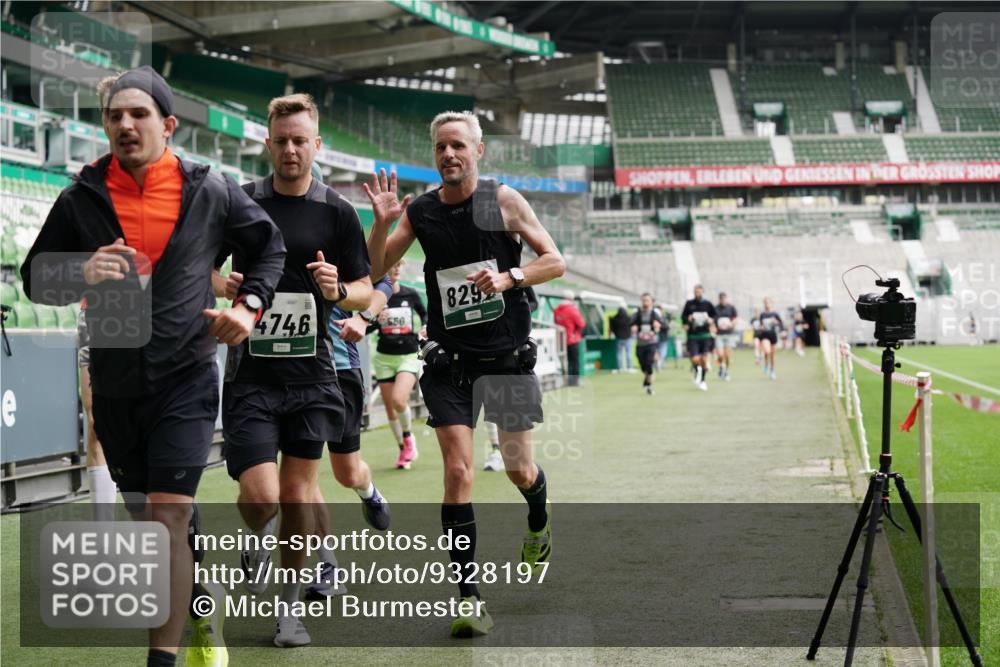 05.10.2025 - 20. swb-Marathon Bremen Michael Burmester http://msf.ph/oto/9328197 05.10.2025 12:52:42 Laufen im Stadion 550, 590, 615, 793, 832, 1298, 1367, 1431, 1550, 1552, 1600, 2072, 2075, 2595, 3033, 3041, 3626, 4132, 4218, 4362, 4573, 4746, 4805, 4914, 4935, 5169, 5447, 5459, 5561, 5675, 5866, 6367, 6630, 6677, 7012, 7277, 7293, 7416, 7634, 7773, 7975, 8218, 8297, 8349, 8431, 8558, 8580, 8701, 8921, 9115, 10338, 754, 1029, 1926, 3178, 4652, 4781, 5068, 5108, 5416, 5847, 6773, 7031, 7313, 7419, 8534 meine-sportfotos.de