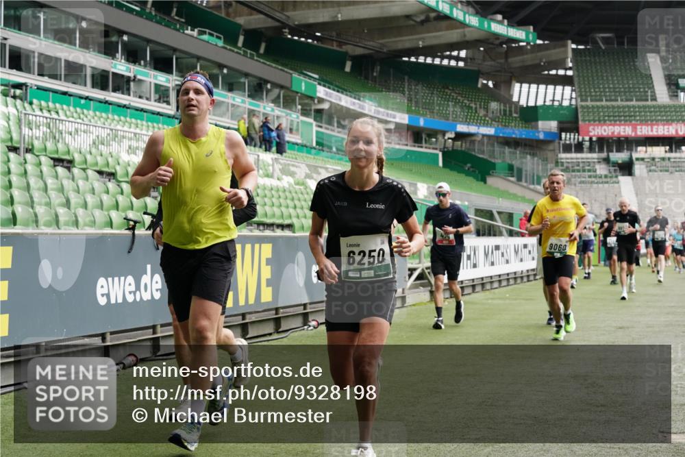 05.10.2025 - 20. swb-Marathon Bremen Michael Burmester http://msf.ph/oto/9328198 05.10.2025 12:57:02 Laufen im Stadion 31, 237, 246, 299, 305, 479, 591, 613, 833, 1161, 1380, 1382, 1595, 1627, 1679, 1971, 1977, 2166, 2263, 2269, 2436, 2438, 2522, 2571, 2634, 3392, 3471, 3591, 3606, 3813, 3980, 4101, 4484, 4821, 5104, 5246, 5255, 5419, 5503, 5664, 6250, 6267, 6375, 6451, 6486, 6493, 6510, 6768, 6864, 6926, 7000, 7017, 7086, 7283, 7320, 7371, 7390, 7431, 7490, 7546, 7578, 7783, 8023, 8479, 8564, 8903, 8964, 8973, 9054, 9129, 325, 830, 901, 989, 2134, 2149, 2438, 3161, 4052, 4485, 5469, 6070 meine-sportfotos.de