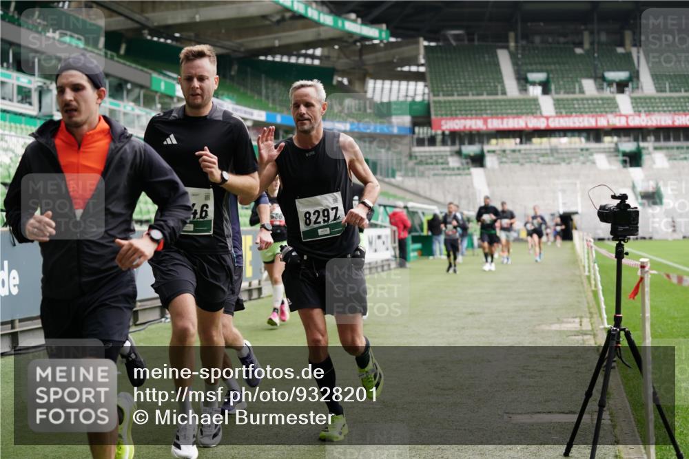 05.10.2025 - 20. swb-Marathon Bremen Michael Burmester http://msf.ph/oto/9328201 05.10.2025 12:52:42 Laufen im Stadion 550, 590, 615, 793, 832, 1298, 1367, 1431, 1550, 1552, 1600, 2072, 2075, 2595, 3033, 3041, 3626, 4132, 4218, 4362, 4573, 4746, 4805, 4914, 4935, 5169, 5447, 5459, 5561, 5675, 5866, 6367, 6630, 6677, 7012, 7277, 7293, 7416, 7634, 7773, 7975, 8218, 8297, 8349, 8431, 8558, 8580, 8701, 8921, 9115, 10338, 754, 1029, 1926, 3178, 4652, 4781, 5068, 5108, 5416, 5847, 6773, 7031, 7313, 7419, 8534 meine-sportfotos.de