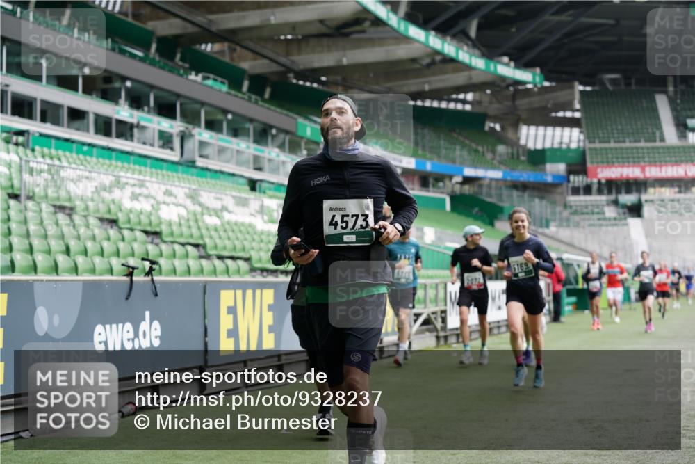 05.10.2025 - 20. swb-Marathon Bremen Michael Burmester http://msf.ph/oto/9328237 05.10.2025 12:52:51 Laufen im Stadion 248, 550, 590, 615, 793, 832, 1298, 1367, 1431, 1552, 1600, 1667, 2072, 2075, 2595, 3033, 3041, 3626, 4132, 4218, 4362, 4573, 4729, 4746, 4805, 4914, 4935, 5169, 5447, 5459, 5561, 5579, 5675, 5866, 6492, 6630, 6677, 7012, 7277, 7416, 7634, 7773, 7975, 8218, 8297, 8349, 8431, 8462, 8580, 8701, 8921, 9115, 10338, 1029, 1550, 3178, 5068, 5108, 5416, 6367, 7031, 7293, 7313, 7419, 8534, 8558 meine-sportfotos.de