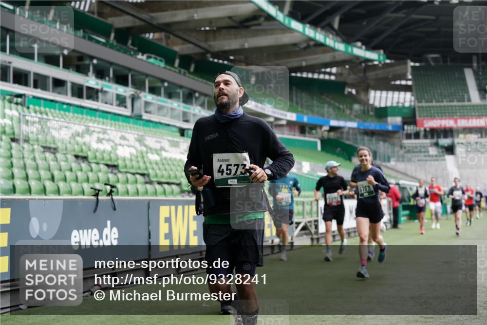 05.10.2025 - 20. swb-Marathon Bremen Michael Burmester http://msf.ph/oto/9328241 05.10.2025 12:52:51 Laufen im Stadion 248, 550, 590, 615, 793, 832, 1298, 1367, 1431, 1552, 1600, 1667, 2072, 2075, 2595, 3033, 3041, 3626, 4132, 4218, 4362, 4573, 4729, 4746, 4805, 4914, 4935, 5169, 5447, 5459, 5561, 5579, 5675, 5866, 6492, 6630, 6677, 7012, 7277, 7416, 7634, 7773, 7975, 8218, 8297, 8349, 8431, 8462, 8580, 8701, 8921, 9115, 10338, 1029, 1550, 3178, 5068, 5108, 5416, 6367, 7031, 7293, 7313, 7419, 8534, 8558 meine-sportfotos.de