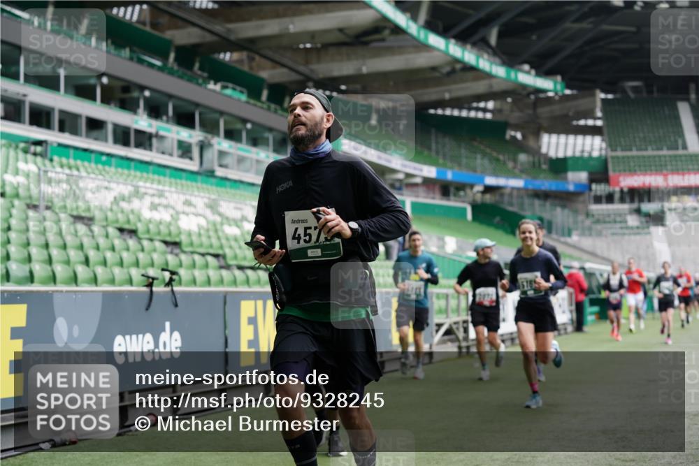 05.10.2025 - 20. swb-Marathon Bremen Michael Burmester http://msf.ph/oto/9328245 05.10.2025 12:52:51 Laufen im Stadion 248, 550, 590, 615, 793, 832, 1298, 1367, 1431, 1552, 1600, 1667, 2072, 2075, 2595, 3033, 3041, 3626, 4132, 4218, 4362, 4573, 4729, 4746, 4805, 4914, 4935, 5169, 5447, 5459, 5561, 5579, 5675, 5866, 6492, 6630, 6677, 7012, 7277, 7416, 7634, 7773, 7975, 8218, 8297, 8349, 8431, 8462, 8580, 8701, 8921, 9115, 10338, 1029, 1550, 3178, 5068, 5108, 5416, 6367, 7031, 7293, 7313, 7419, 8534, 8558 meine-sportfotos.de