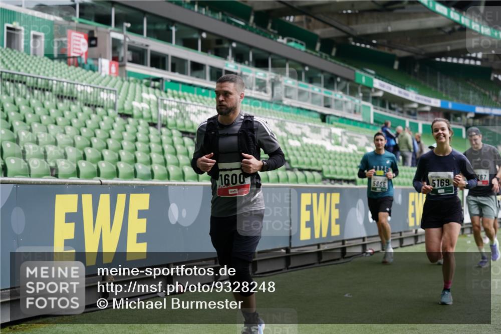 05.10.2025 - 20. swb-Marathon Bremen Michael Burmester http://msf.ph/oto/9328248 05.10.2025 12:52:52 Laufen im Stadion 248, 550, 590, 615, 793, 832, 1298, 1367, 1431, 1552, 1600, 1667, 2072, 2075, 2595, 3033, 3041, 3626, 4132, 4218, 4362, 4573, 4729, 4746, 4805, 4914, 4935, 5169, 5447, 5459, 5561, 5579, 5675, 5866, 6492, 6630, 6677, 7012, 7277, 7416, 7634, 7773, 7975, 8218, 8297, 8349, 8431, 8462, 8580, 8701, 8921, 9115, 10338, 1029, 1550, 3178, 3626, 5068, 5108, 5416, 6367, 7031, 7293, 7313, 7419, 8534, 8558 meine-sportfotos.de