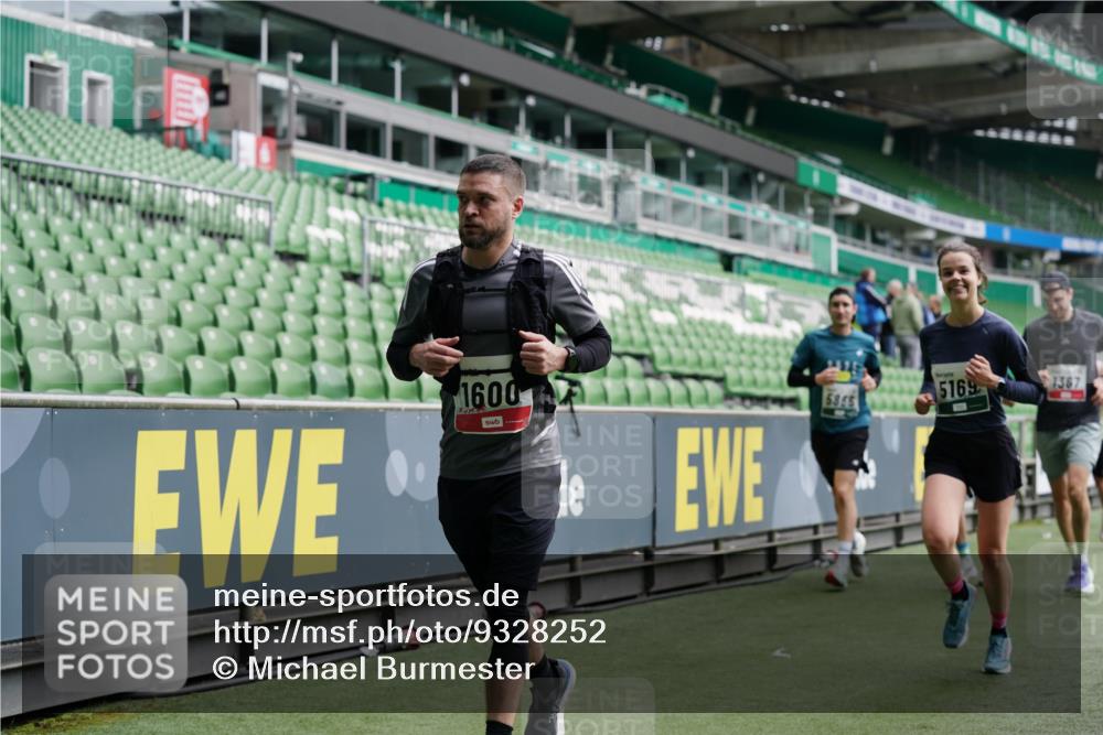 05.10.2025 - 20. swb-Marathon Bremen Michael Burmester http://msf.ph/oto/9328252 05.10.2025 12:52:52 Laufen im Stadion 248, 550, 590, 615, 793, 832, 1298, 1367, 1431, 1552, 1600, 1667, 2072, 2075, 2595, 3033, 3041, 3626, 4132, 4218, 4362, 4573, 4729, 4746, 4805, 4914, 4935, 5169, 5447, 5459, 5561, 5579, 5675, 5866, 6492, 6630, 6677, 7012, 7277, 7416, 7634, 7773, 7975, 8218, 8297, 8349, 8431, 8462, 8580, 8701, 8921, 9115, 10338, 1029, 1550, 3178, 3626, 5068, 5108, 5416, 6367, 7031, 7293, 7313, 7419, 8534, 8558 meine-sportfotos.de