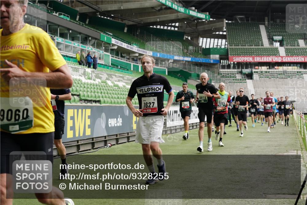 05.10.2025 - 20. swb-Marathon Bremen Michael Burmester http://msf.ph/oto/9328255 05.10.2025 12:57:06 Laufen im Stadion 31, 237, 246, 299, 305, 479, 591, 613, 820, 833, 1161, 1382, 1595, 1627, 1679, 1971, 1977, 2166, 2263, 2269, 2436, 2522, 2571, 2634, 3392, 3471, 3591, 3606, 3813, 3980, 4101, 4484, 4496, 4821, 5104, 5246, 5255, 5419, 5503, 5664, 6250, 6267, 6451, 6486, 6493, 6510, 6768, 6864, 6926, 7000, 7017, 7086, 7283, 7320, 7371, 7390, 7431, 7490, 7546, 7578, 7783, 8023, 8479, 8564, 8903, 8964, 8973, 9054, 9129, 325, 830, 901, 989, 1380, 2134, 2149, 2438, 4052, 4485, 5469, 6070 meine-sportfotos.de