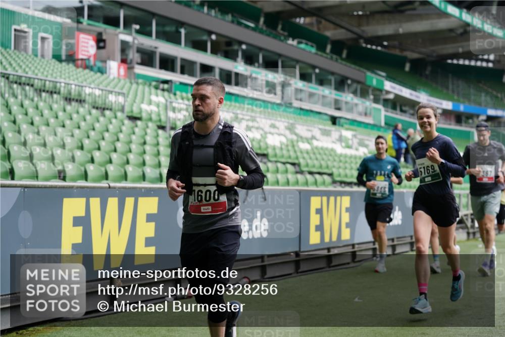 05.10.2025 - 20. swb-Marathon Bremen Michael Burmester http://msf.ph/oto/9328256 05.10.2025 12:52:53 Laufen im Stadion 248, 550, 590, 615, 793, 832, 1298, 1367, 1431, 1552, 1600, 1667, 2072, 2075, 2595, 3033, 3041, 4132, 4218, 4362, 4573, 4729, 4746, 4805, 4914, 4935, 5169, 5447, 5459, 5561, 5579, 5675, 5866, 6492, 6630, 6677, 7012, 7277, 7416, 7634, 7773, 7975, 8218, 8297, 8349, 8431, 8462, 8580, 8701, 8921, 9115, 10338, 1029, 1550, 3041, 3178, 3626, 5068, 5108, 5416, 6367, 7012, 7031, 7293, 7313, 7419, 8534, 8558 meine-sportfotos.de