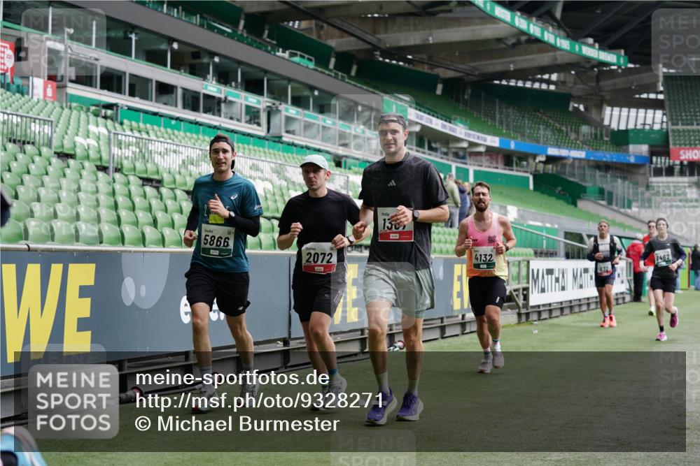 05.10.2025 - 20. swb-Marathon Bremen Michael Burmester http://msf.ph/oto/9328271 05.10.2025 12:52:54 Laufen im Stadion 248, 550, 590, 615, 793, 832, 1298, 1367, 1431, 1552, 1600, 1667, 2072, 2075, 2595, 3033, 4132, 4218, 4362, 4573, 4729, 4746, 4805, 4914, 4935, 5169, 5447, 5459, 5561, 5579, 5675, 5866, 6492, 6630, 6677, 7277, 7416, 7634, 7773, 7975, 8218, 8238, 8297, 8349, 8431, 8462, 8580, 8701, 8921, 9115, 10338, 1029, 1550, 3041, 3178, 3626, 5068, 5108, 5416, 6367, 7012, 7031, 7293, 7313, 7419, 8218, 8534, 8558 meine-sportfotos.de