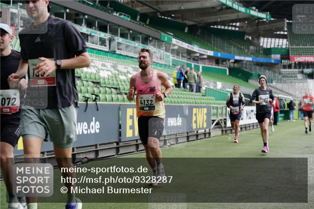 05.10.2025 - 20. swb-Marathon Bremen Michael Burmester http://msf.ph/oto/9328287 05.10.2025 12:52:56 Laufen im Stadion 248, 550, 590, 615, 793, 832, 1298, 1367, 1431, 1552, 1600, 1667, 2072, 2075, 2595, 3033, 4132, 4218, 4362, 4573, 4729, 4746, 4805, 4914, 4935, 5169, 5447, 5459, 5561, 5579, 5675, 5866, 6492, 6630, 6677, 7277, 7416, 7634, 7773, 7975, 8238, 8297, 8349, 8431, 8462, 8580, 8921, 10338, 1029, 1550, 3041, 3626, 5068, 5416, 6367, 7012, 7031, 7293, 7313, 7419, 8218, 8534, 8558, 8701, 9115 meine-sportfotos.de