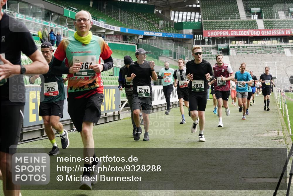 05.10.2025 - 20. swb-Marathon Bremen Michael Burmester http://msf.ph/oto/9328288 05.10.2025 12:57:09 Laufen im Stadion 31, 237, 246, 299, 305, 479, 591, 613, 820, 833, 1161, 1317, 1382, 1595, 1627, 1971, 1977, 2166, 2269, 2436, 2522, 2571, 2634, 3396, 3471, 3591, 3606, 3813, 3969, 3980, 4101, 4484, 4496, 4821, 5104, 5246, 5255, 5419, 5503, 5664, 6250, 6267, 6451, 6486, 6493, 6510, 6768, 6926, 7017, 7086, 7283, 7320, 7371, 7390, 7490, 7546, 7578, 7783, 7940, 8023, 8479, 8564, 8903, 8964, 8973, 9054, 9129, 830, 901, 1380, 1679, 2149, 2263, 2438, 3392, 4485, 5469 meine-sportfotos.de