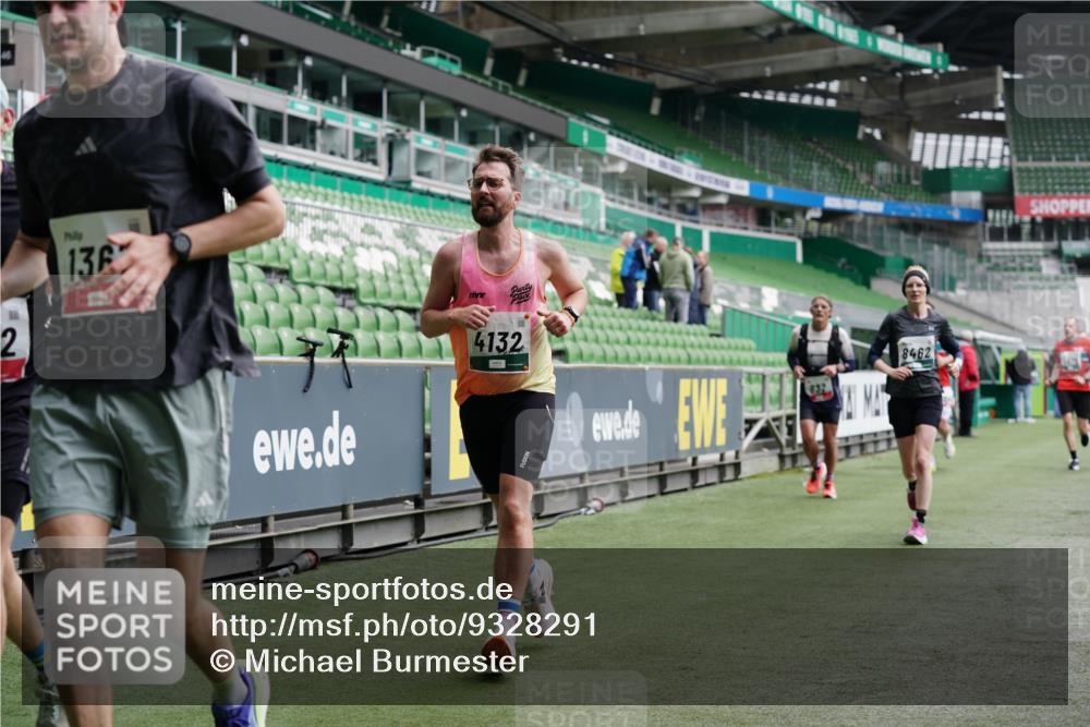 05.10.2025 - 20. swb-Marathon Bremen Michael Burmester http://msf.ph/oto/9328291 05.10.2025 12:52:56 Laufen im Stadion 248, 550, 590, 615, 793, 832, 1298, 1367, 1431, 1552, 1600, 1667, 2072, 2075, 2595, 3033, 4132, 4218, 4362, 4573, 4729, 4746, 4805, 4914, 4935, 5169, 5447, 5459, 5561, 5579, 5675, 5866, 6492, 6630, 6677, 7277, 7416, 7634, 7773, 7975, 8238, 8297, 8349, 8431, 8462, 8580, 8921, 10338, 1029, 1550, 3041, 3626, 5068, 5416, 6367, 7012, 7031, 7293, 7313, 7419, 8218, 8534, 8558, 8701, 9115 meine-sportfotos.de