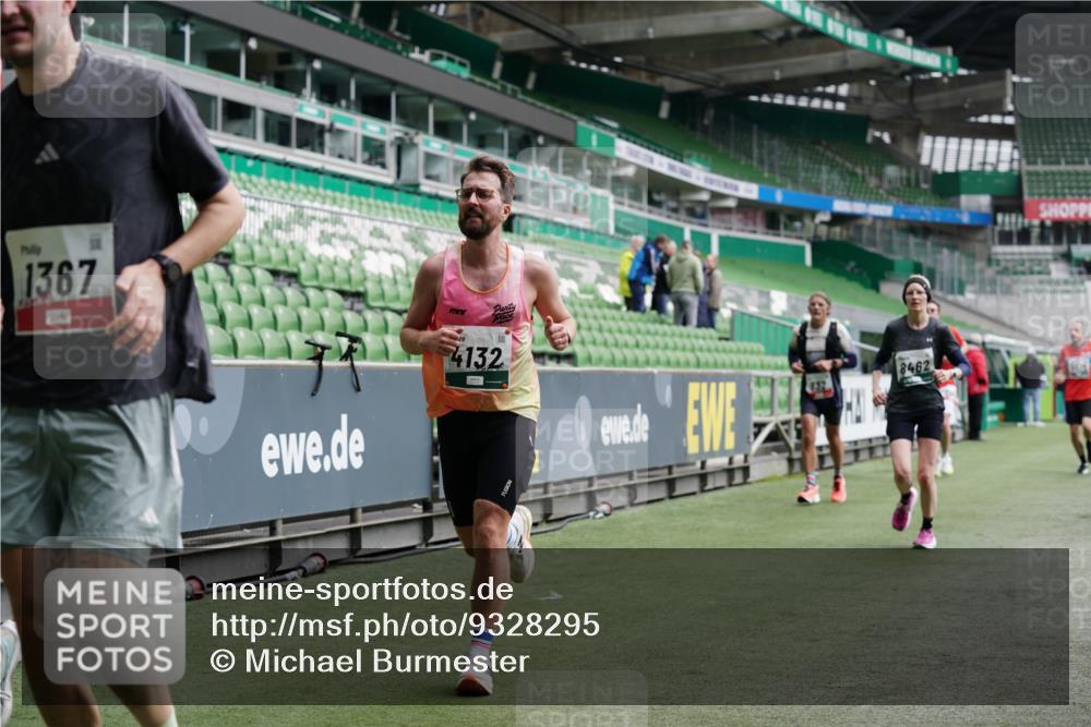05.10.2025 - 20. swb-Marathon Bremen Michael Burmester http://msf.ph/oto/9328295 05.10.2025 12:52:56 Laufen im Stadion 248, 550, 590, 615, 793, 832, 1298, 1367, 1431, 1552, 1600, 1667, 2072, 2075, 2595, 3033, 4132, 4218, 4362, 4573, 4729, 4746, 4805, 4914, 4935, 5169, 5447, 5459, 5561, 5579, 5675, 5866, 6492, 6630, 6677, 7277, 7416, 7634, 7773, 7975, 8238, 8297, 8349, 8431, 8462, 8580, 8921, 10338, 1029, 1550, 3041, 3626, 5068, 5416, 6367, 7012, 7031, 7293, 7313, 7419, 8218, 8534, 8558, 8701, 9115 meine-sportfotos.de