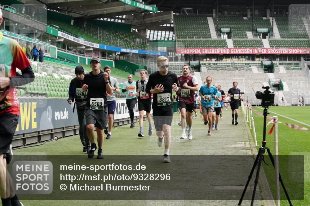 05.10.2025 - 20. swb-Marathon Bremen Michael Burmester http://msf.ph/oto/9328296 05.10.2025 12:57:10 Laufen im Stadion 31, 237, 246, 299, 305, 479, 591, 613, 820, 833, 1161, 1317, 1382, 1595, 1627, 1971, 1977, 2166, 2269, 2436, 2522, 2571, 2634, 3396, 3471, 3591, 3606, 3813, 3969, 3980, 4101, 4484, 4496, 4821, 5104, 5246, 5255, 5419, 5503, 5664, 6250, 6267, 6451, 6486, 6493, 6510, 6768, 6926, 7017, 7086, 7283, 7320, 7371, 7390, 7490, 7546, 7578, 7783, 7940, 8023, 8479, 8564, 8903, 8964, 8973, 9054, 9129, 830, 901, 1380, 1679, 2149, 2263, 2438, 3392, 3980, 4101, 4485, 5469 meine-sportfotos.de