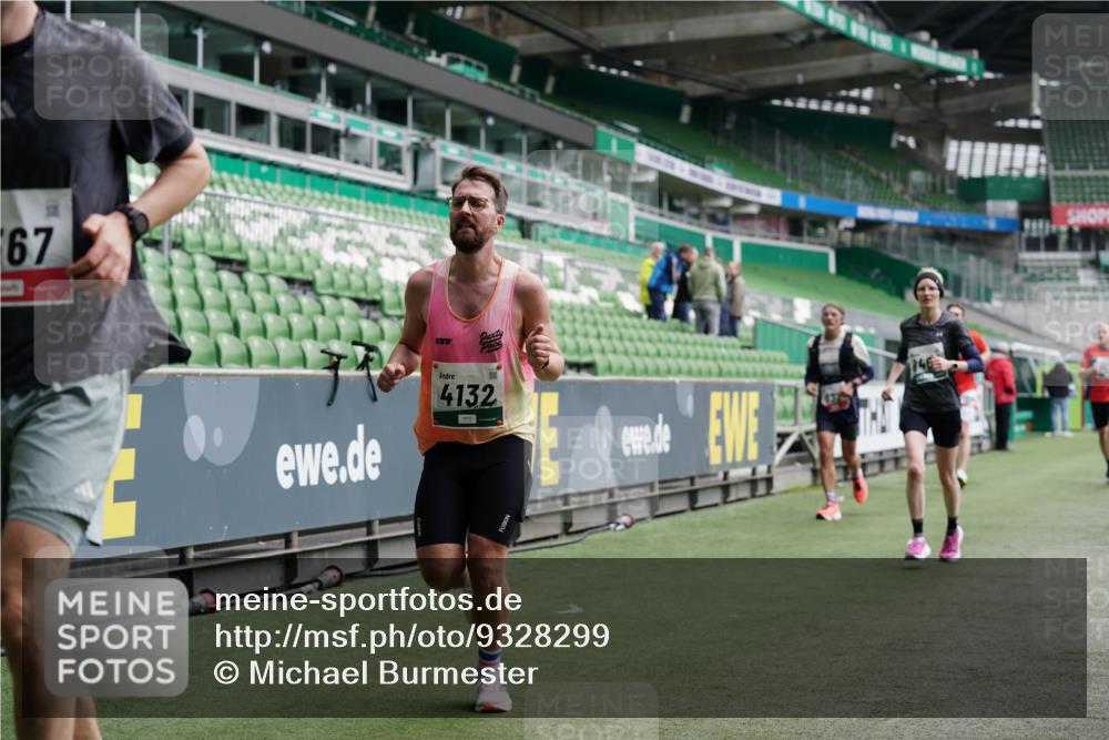 05.10.2025 - 20. swb-Marathon Bremen Michael Burmester http://msf.ph/oto/9328299 05.10.2025 12:52:56 Laufen im Stadion 248, 550, 590, 615, 793, 832, 1298, 1367, 1431, 1552, 1600, 1667, 2072, 2075, 2595, 3033, 4132, 4218, 4362, 4573, 4729, 4746, 4805, 4914, 4935, 5169, 5447, 5459, 5561, 5579, 5675, 5866, 6492, 6630, 6677, 7277, 7416, 7634, 7773, 7975, 8238, 8297, 8349, 8431, 8462, 8580, 8921, 10338, 1029, 1550, 3041, 3626, 5068, 5416, 6367, 7012, 7031, 7293, 7313, 7419, 8218, 8534, 8558, 8701, 9115 meine-sportfotos.de