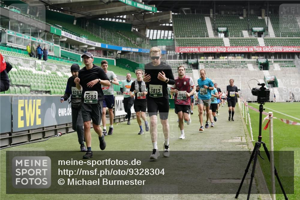 05.10.2025 - 20. swb-Marathon Bremen Michael Burmester http://msf.ph/oto/9328304 05.10.2025 12:57:10 Laufen im Stadion 31, 237, 246, 299, 305, 479, 591, 613, 820, 833, 1161, 1317, 1382, 1595, 1627, 1971, 1977, 2166, 2269, 2436, 2522, 2571, 2634, 3396, 3471, 3591, 3606, 3813, 3969, 3980, 4101, 4484, 4496, 4821, 5104, 5246, 5255, 5419, 5503, 5664, 6250, 6267, 6451, 6486, 6493, 6510, 6768, 6926, 7017, 7086, 7283, 7320, 7371, 7390, 7490, 7546, 7578, 7783, 7940, 8023, 8479, 8564, 8903, 8964, 8973, 9054, 9129, 830, 901, 1380, 1679, 2149, 2263, 2438, 3392, 3980, 4101, 4485, 5469 meine-sportfotos.de