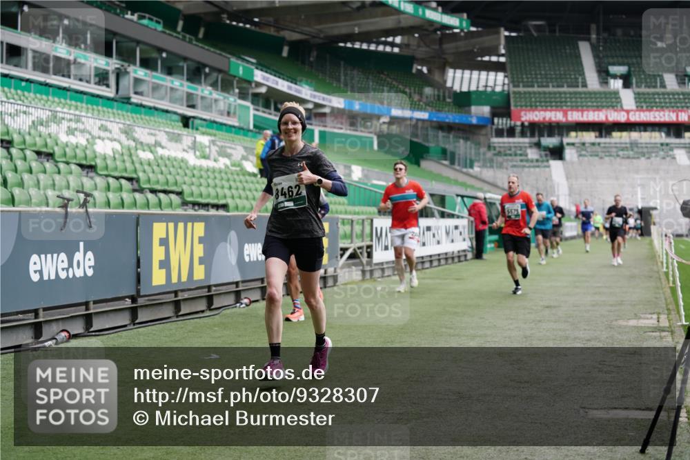 05.10.2025 - 20. swb-Marathon Bremen Michael Burmester http://msf.ph/oto/9328307 05.10.2025 12:52:57 Laufen im Stadion 248, 550, 590, 615, 793, 832, 1298, 1367, 1431, 1552, 1600, 1667, 2072, 2075, 2595, 3033, 4132, 4218, 4362, 4573, 4729, 4746, 4805, 4914, 4935, 5169, 5447, 5459, 5561, 5579, 5675, 5866, 6492, 6630, 6677, 7277, 7416, 7634, 7773, 7975, 8238, 8297, 8349, 8431, 8462, 8580, 8921, 10338, 1029, 1550, 2595, 3033, 3041, 3626, 5068, 5416, 6367, 7012, 7031, 7293, 7313, 8218, 8534, 8558, 8701, 9115 meine-sportfotos.de
