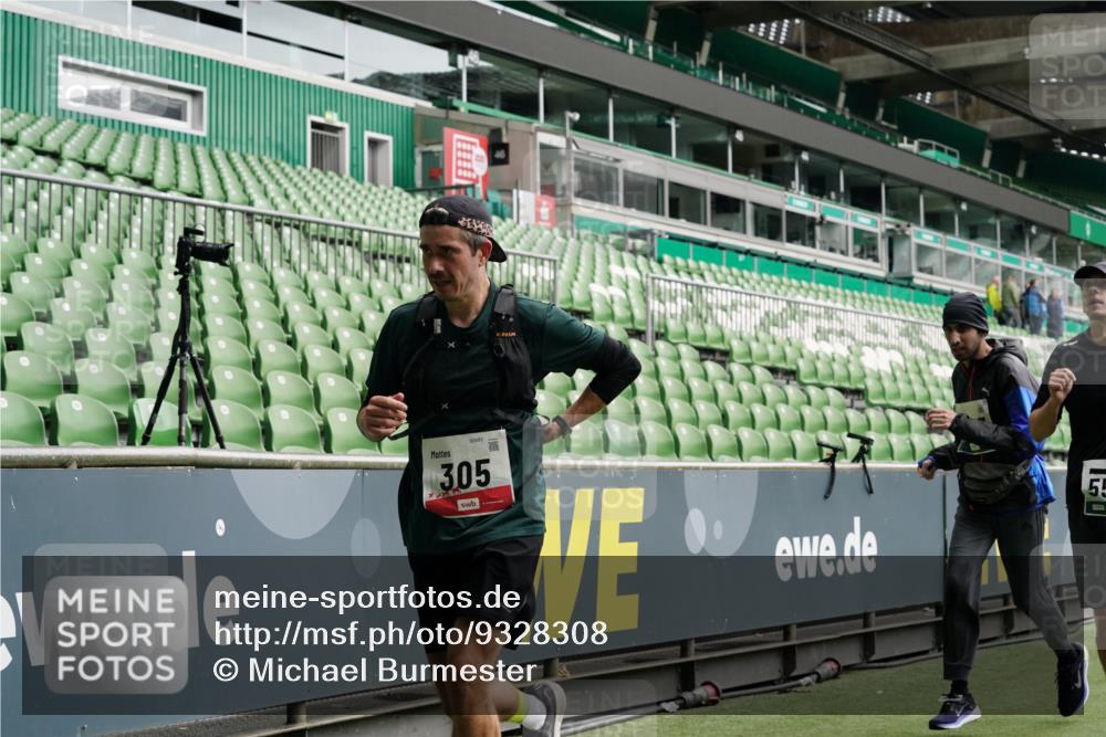 05.10.2025 - 20. swb-Marathon Bremen Michael Burmester http://msf.ph/oto/9328308 05.10.2025 12:57:11 Laufen im Stadion 31, 237, 246, 299, 305, 479, 591, 613, 820, 833, 1161, 1317, 1382, 1595, 1627, 1971, 1977, 2166, 2269, 2436, 2522, 2571, 2634, 3396, 3471, 3591, 3606, 3813, 3969, 4484, 4496, 4821, 5104, 5149, 5246, 5255, 5419, 5503, 5664, 6250, 6267, 6451, 6486, 6493, 6510, 6534, 6535, 6768, 6926, 7017, 7086, 7283, 7320, 7371, 7390, 7490, 7546, 7578, 7783, 7940, 8023, 8479, 8564, 8903, 8964, 8973, 9054, 9129, 830, 901, 1380, 1679, 2263, 2438, 2634, 3392, 3980, 4101, 4485, 5469 meine-sportfotos.de