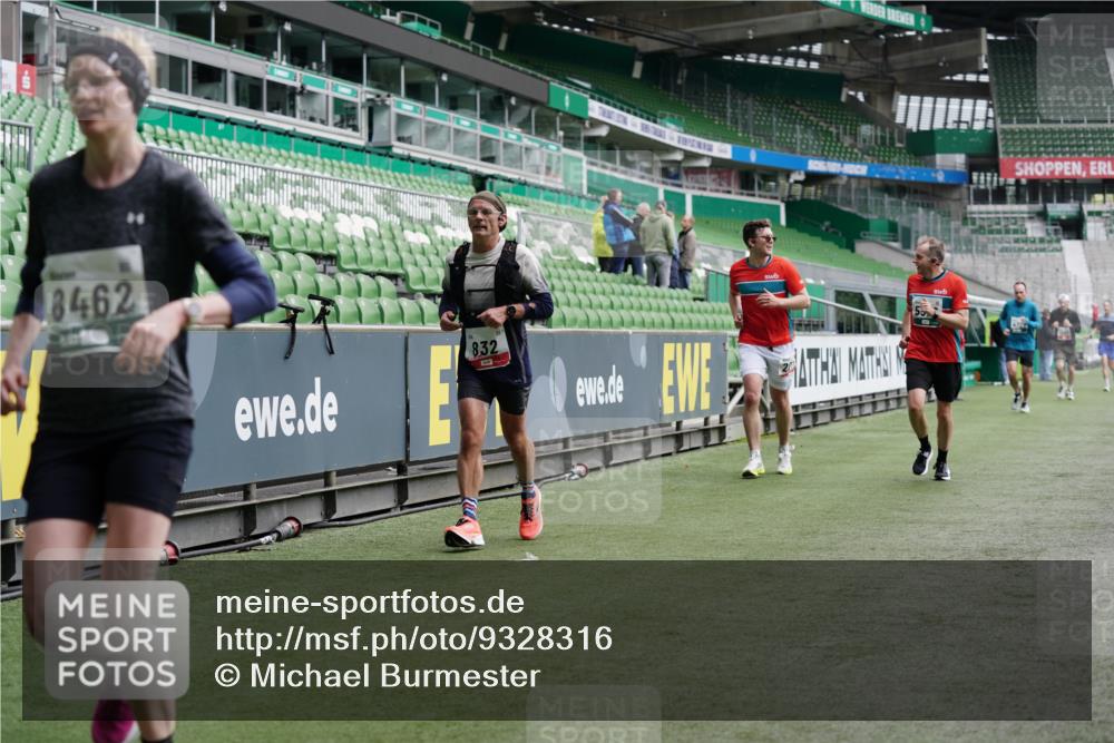 05.10.2025 - 20. swb-Marathon Bremen Michael Burmester http://msf.ph/oto/9328316 05.10.2025 12:52:58 Laufen im Stadion 248, 550, 590, 615, 793, 832, 1298, 1367, 1431, 1552, 1600, 1667, 2072, 2075, 4132, 4218, 4362, 4573, 4729, 4746, 4805, 4914, 4935, 5169, 5447, 5459, 5561, 5579, 5675, 5866, 6492, 6630, 6677, 7277, 7416, 7634, 7773, 7975, 8238, 8297, 8349, 8431, 8462, 8580, 8921, 10338, 1029, 1550, 2595, 3033, 3041, 3626, 5068, 5675, 6367, 7012, 7031, 7293, 7313, 8218, 8534, 8558, 8701, 9115 meine-sportfotos.de