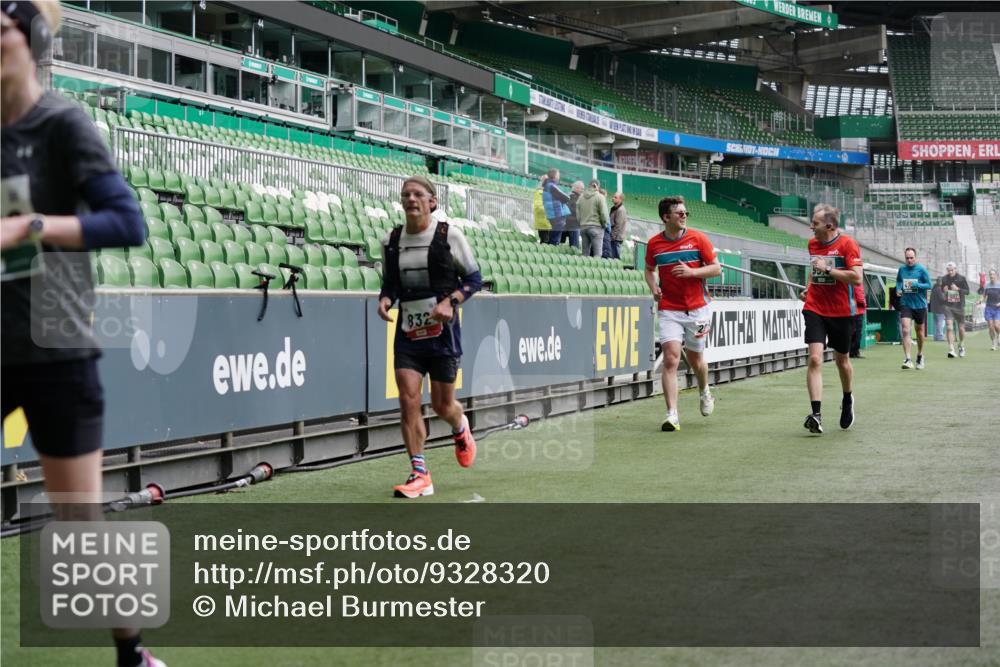 05.10.2025 - 20. swb-Marathon Bremen Michael Burmester http://msf.ph/oto/9328320 05.10.2025 12:52:59 Laufen im Stadion 248, 550, 590, 615, 793, 832, 1298, 1367, 1431, 1552, 1600, 1667, 2072, 2075, 4132, 4218, 4362, 4573, 4729, 4746, 4805, 4914, 4935, 5169, 5447, 5459, 5561, 5579, 5866, 6492, 6630, 6677, 7277, 7416, 7634, 7773, 7975, 8238, 8297, 8349, 8431, 8462, 8580, 8921, 10338, 1550, 2595, 3033, 3041, 3626, 5675, 6367, 7012, 7031, 7293, 7313, 8218, 8534, 8558, 8701, 9115 meine-sportfotos.de