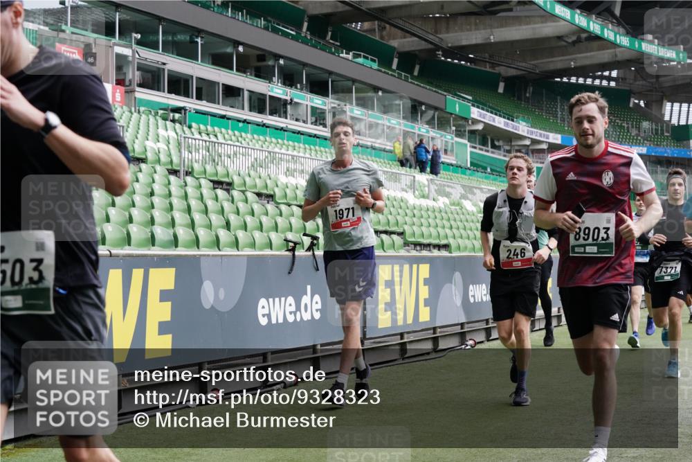 05.10.2025 - 20. swb-Marathon Bremen Michael Burmester http://msf.ph/oto/9328323 05.10.2025 12:57:12 Laufen im Stadion 31, 237, 246, 299, 305, 479, 591, 613, 820, 833, 1161, 1317, 1382, 1595, 1627, 1971, 1977, 2166, 2269, 2436, 2522, 2571, 3396, 3471, 3591, 3606, 3813, 3969, 4484, 4496, 4821, 5104, 5149, 5246, 5255, 5419, 5503, 5664, 6250, 6267, 6451, 6486, 6493, 6510, 6534, 6535, 6768, 6926, 7017, 7086, 7283, 7320, 7371, 7390, 7490, 7546, 7578, 7783, 7940, 8023, 8479, 8564, 8903, 8964, 8973, 9054, 9129, 830, 1380, 1679, 2263, 2438, 2634, 3392, 3980, 4101, 4485, 5469 meine-sportfotos.de