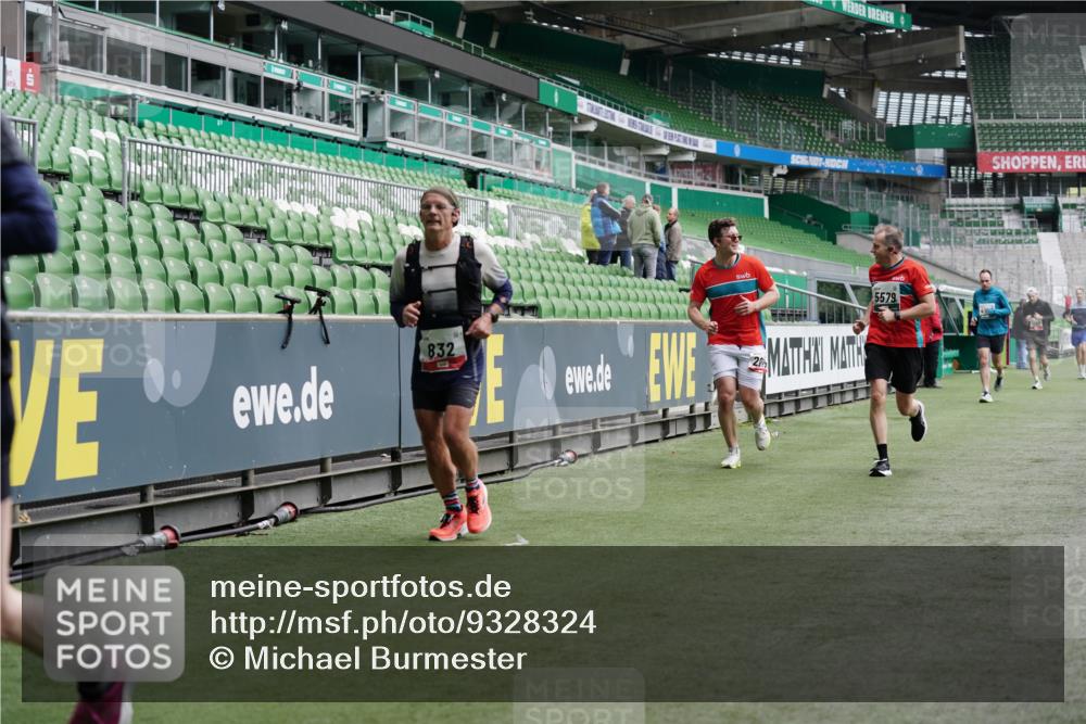 05.10.2025 - 20. swb-Marathon Bremen Michael Burmester http://msf.ph/oto/9328324 05.10.2025 12:52:59 Laufen im Stadion 248, 550, 590, 615, 793, 832, 1298, 1367, 1431, 1552, 1600, 1667, 2072, 2075, 4132, 4218, 4362, 4573, 4729, 4746, 4805, 4914, 4935, 5169, 5447, 5459, 5561, 5579, 5866, 6492, 6630, 6677, 7277, 7416, 7634, 7773, 7975, 8238, 8297, 8349, 8431, 8462, 8580, 8921, 10338, 1550, 2595, 3033, 3041, 3626, 5675, 6367, 7012, 7031, 7293, 7313, 8218, 8534, 8558, 8701, 9115 meine-sportfotos.de