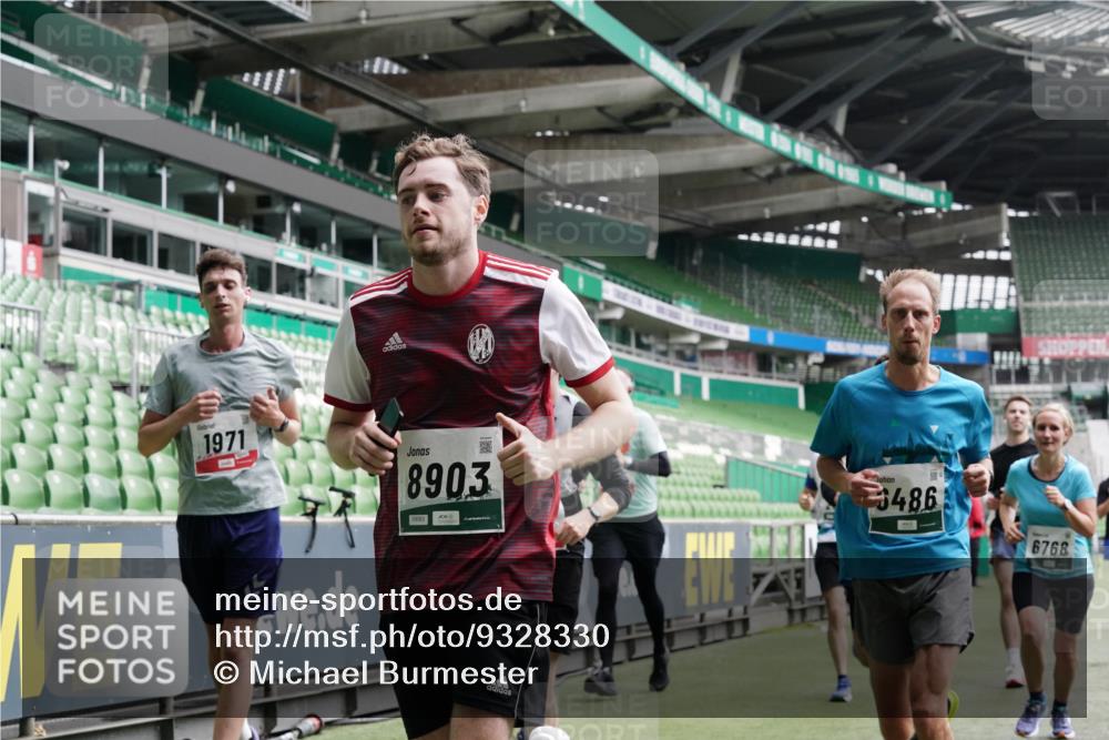 05.10.2025 - 20. swb-Marathon Bremen Michael Burmester http://msf.ph/oto/9328330 05.10.2025 12:57:13 Laufen im Stadion 31, 237, 246, 299, 305, 479, 591, 613, 820, 833, 1161, 1317, 1382, 1595, 1627, 1971, 1977, 2166, 2269, 2436, 2522, 2571, 3396, 3471, 3591, 3606, 3813, 3969, 4484, 4496, 4821, 5104, 5149, 5246, 5255, 5419, 5503, 5664, 6250, 6267, 6451, 6486, 6493, 6510, 6534, 6535, 6768, 6926, 7017, 7086, 7283, 7320, 7371, 7390, 7490, 7546, 7578, 7940, 8023, 8479, 8564, 8903, 8964, 8973, 9054, 9129, 591, 830, 1380, 1679, 2263, 2438, 2634, 3392, 3606, 3980, 4101, 4485, 5469 meine-sportfotos.de