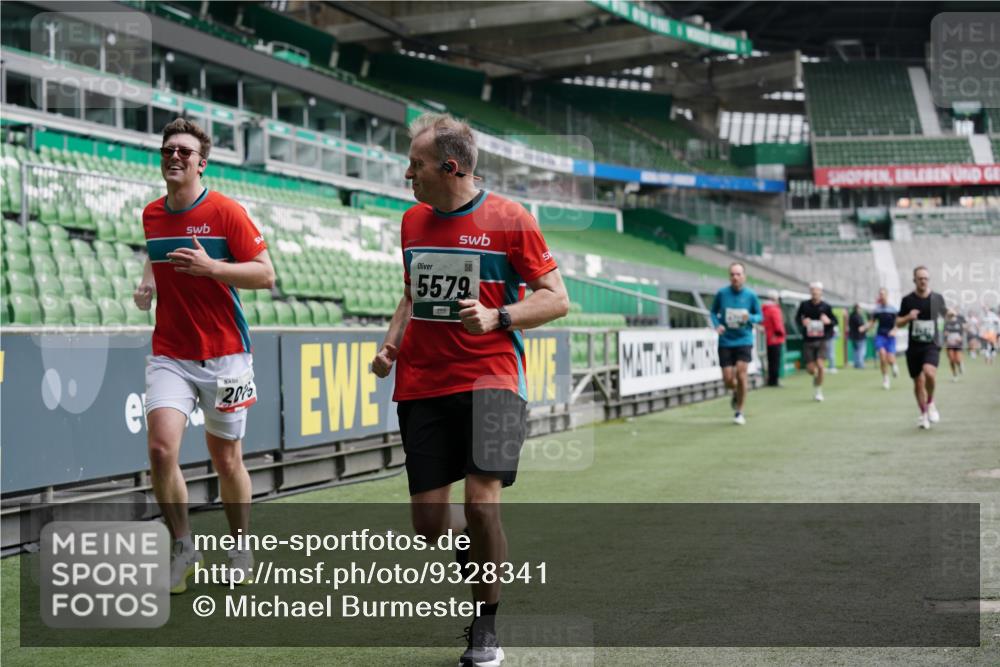 05.10.2025 - 20. swb-Marathon Bremen Michael Burmester http://msf.ph/oto/9328341 05.10.2025 12:53:01 Laufen im Stadion 248, 550, 590, 615, 793, 832, 1298, 1367, 1431, 1600, 1667, 2072, 2075, 3553, 4132, 4218, 4362, 4573, 4729, 4746, 4805, 4914, 4935, 5169, 5447, 5561, 5579, 5866, 6492, 6630, 6677, 7277, 7408, 7416, 7634, 7773, 7975, 8238, 8297, 8349, 8431, 8462, 8580, 8921, 10338, 1550, 1552, 2595, 3033, 3041, 3626, 5459, 5675, 6367, 7012, 7031, 7293, 8218, 8558, 8701, 9115 meine-sportfotos.de