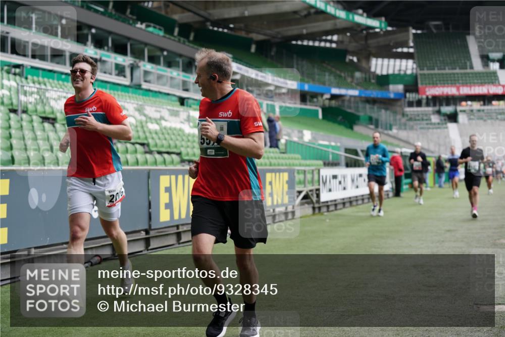05.10.2025 - 20. swb-Marathon Bremen Michael Burmester http://msf.ph/oto/9328345 05.10.2025 12:53:01 Laufen im Stadion 248, 550, 590, 615, 793, 832, 1298, 1367, 1431, 1600, 1667, 2072, 2075, 3553, 4132, 4218, 4362, 4573, 4729, 4746, 4805, 4914, 4935, 5169, 5447, 5561, 5579, 5866, 6492, 6630, 6677, 7277, 7408, 7416, 7634, 7773, 7975, 8238, 8297, 8349, 8431, 8462, 8580, 8921, 10338, 1550, 1552, 2595, 3033, 3041, 3626, 5459, 5675, 6367, 7012, 7031, 7293, 8218, 8558, 8701, 9115 meine-sportfotos.de
