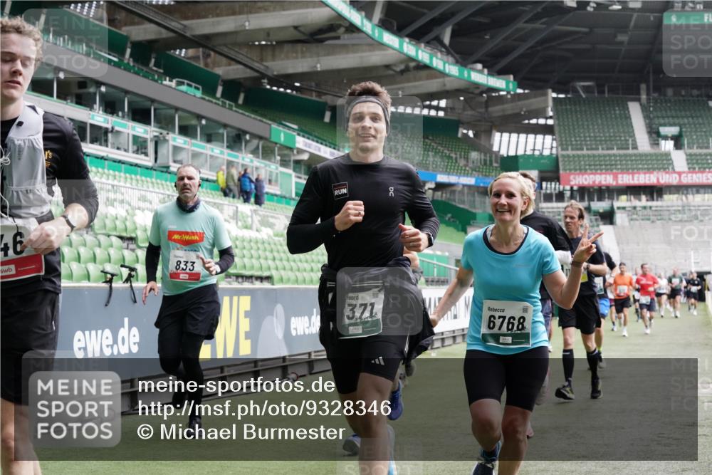 05.10.2025 - 20. swb-Marathon Bremen Michael Burmester http://msf.ph/oto/9328346 05.10.2025 12:57:15 Laufen im Stadion 31, 237, 246, 299, 305, 479, 613, 820, 833, 1161, 1317, 1382, 1595, 1627, 1971, 1977, 2166, 2269, 2436, 2522, 2571, 3396, 3471, 3591, 3798, 3813, 3969, 4089, 4484, 4496, 4821, 5100, 5104, 5149, 5246, 5255, 5503, 5664, 6250, 6267, 6451, 6486, 6493, 6510, 6534, 6535, 6768, 6926, 7017, 7086, 7283, 7371, 7390, 7490, 7546, 7578, 7940, 8023, 8479, 8564, 8903, 8964, 8973, 9054, 9129, 9983, 591, 1380, 1679, 2263, 2438, 2571, 2634, 3392, 3606, 3980, 4101, 5255, 5469 meine-sportfotos.de