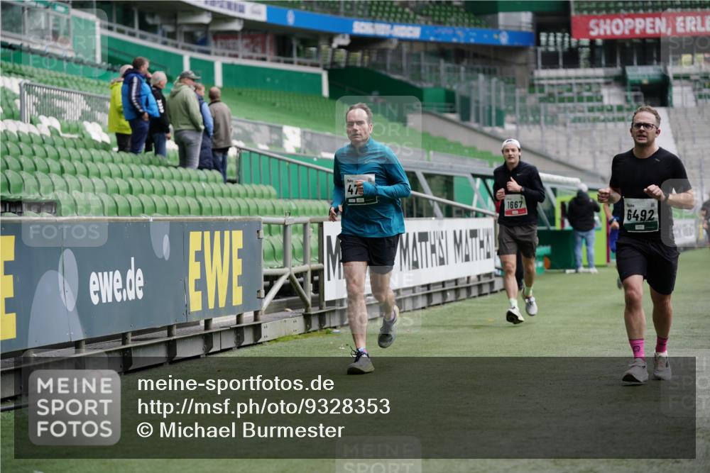 05.10.2025 - 20. swb-Marathon Bremen Michael Burmester http://msf.ph/oto/9328353 05.10.2025 12:53:03 Laufen im Stadion 248, 550, 590, 615, 793, 832, 1298, 1367, 1431, 1600, 1667, 2072, 2075, 3553, 4132, 4218, 4362, 4573, 4729, 4746, 4805, 4914, 4935, 5169, 5447, 5561, 5579, 5866, 6492, 6630, 6677, 7277, 7408, 7416, 7634, 7773, 7975, 8238, 8297, 8349, 8431, 8462, 8580, 8921, 10338, 1550, 1552, 2595, 3033, 3041, 3626, 5459, 5675, 6367, 7012, 7293, 8218, 8558, 8701, 9115 meine-sportfotos.de