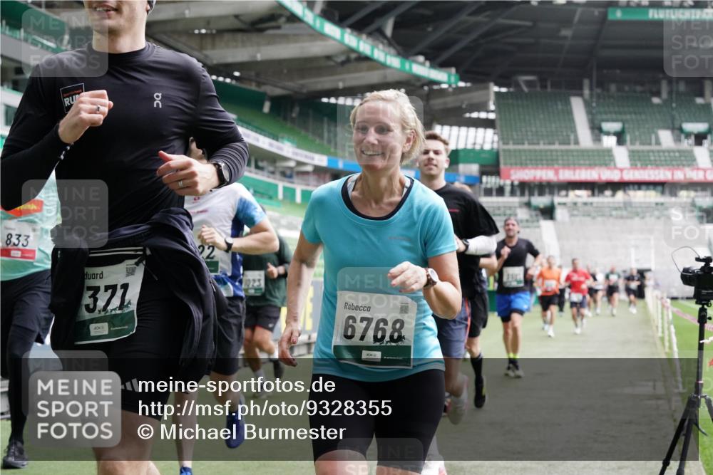 05.10.2025 - 20. swb-Marathon Bremen Michael Burmester http://msf.ph/oto/9328355 05.10.2025 12:57:15 Laufen im Stadion 31, 237, 246, 299, 305, 479, 613, 820, 833, 1161, 1317, 1382, 1595, 1627, 1971, 1977, 2166, 2269, 2436, 2522, 2571, 3396, 3471, 3591, 3798, 3813, 3969, 4089, 4484, 4496, 4821, 5100, 5104, 5149, 5246, 5255, 5503, 5664, 6250, 6267, 6451, 6486, 6493, 6510, 6534, 6535, 6768, 6926, 7017, 7086, 7283, 7371, 7390, 7490, 7546, 7578, 7940, 8023, 8479, 8564, 8903, 8964, 8973, 9054, 9129, 9983, 591, 1380, 1679, 2263, 2438, 2571, 2634, 3392, 3606, 3980, 4101, 5255, 5469 meine-sportfotos.de