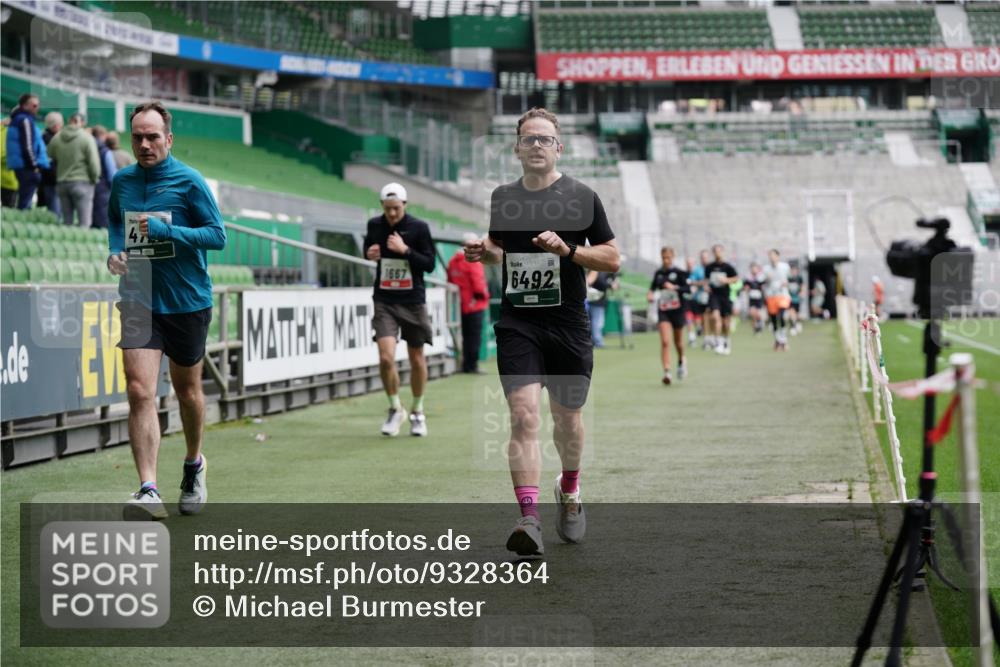 05.10.2025 - 20. swb-Marathon Bremen Michael Burmester http://msf.ph/oto/9328364 05.10.2025 12:53:04 Laufen im Stadion 248, 550, 590, 615, 793, 832, 1298, 1367, 1431, 1538, 1600, 1667, 2072, 2075, 3553, 4132, 4218, 4362, 4573, 4729, 4746, 4805, 4914, 4935, 5169, 5447, 5561, 5579, 5866, 6492, 6630, 6677, 7277, 7408, 7416, 7634, 7773, 7975, 8238, 8297, 8349, 8431, 8462, 8580, 8709, 8921, 10338, 1550, 1552, 2595, 3033, 3041, 3626, 4362, 5459, 5675, 6367, 7012, 7293, 8218, 8558, 8701, 9115 meine-sportfotos.de