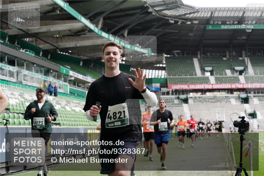 05.10.2025 - 20. swb-Marathon Bremen Michael Burmester http://msf.ph/oto/9328367 05.10.2025 12:57:16 Laufen im Stadion 31, 237, 246, 299, 305, 479, 613, 820, 833, 1161, 1317, 1382, 1491, 1595, 1627, 1971, 1977, 2166, 2269, 2436, 2522, 3396, 3471, 3591, 3798, 3813, 3969, 4089, 4484, 4496, 4821, 5100, 5104, 5149, 5246, 5503, 5664, 6250, 6267, 6451, 6486, 6493, 6510, 6534, 6535, 6768, 6926, 7017, 7086, 7283, 7371, 7390, 7490, 7546, 7578, 7940, 8023, 8479, 8564, 8903, 8964, 8973, 9054, 9129, 9983, 591, 1380, 1679, 2263, 2438, 2571, 2634, 3392, 3606, 3980, 4101, 5255, 5469 meine-sportfotos.de