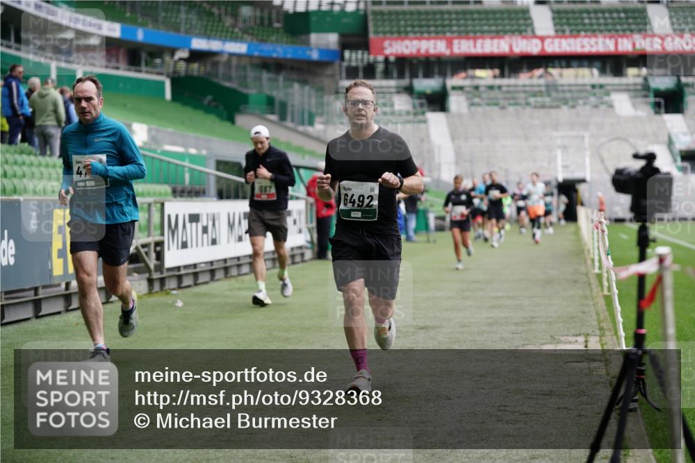 05.10.2025 - 20. swb-Marathon Bremen Michael Burmester http://msf.ph/oto/9328368 05.10.2025 12:53:04 Laufen im Stadion 248, 550, 590, 615, 793, 832, 1298, 1367, 1431, 1538, 1600, 1667, 2072, 2075, 3553, 4132, 4218, 4362, 4573, 4729, 4746, 4805, 4914, 4935, 5169, 5447, 5561, 5579, 5866, 6492, 6630, 6677, 7277, 7408, 7416, 7634, 7773, 7975, 8238, 8297, 8349, 8431, 8462, 8580, 8709, 8921, 10338, 1550, 1552, 2595, 3033, 3041, 3626, 4362, 5459, 5675, 6367, 7012, 7293, 8218, 8558, 8701, 9115 meine-sportfotos.de