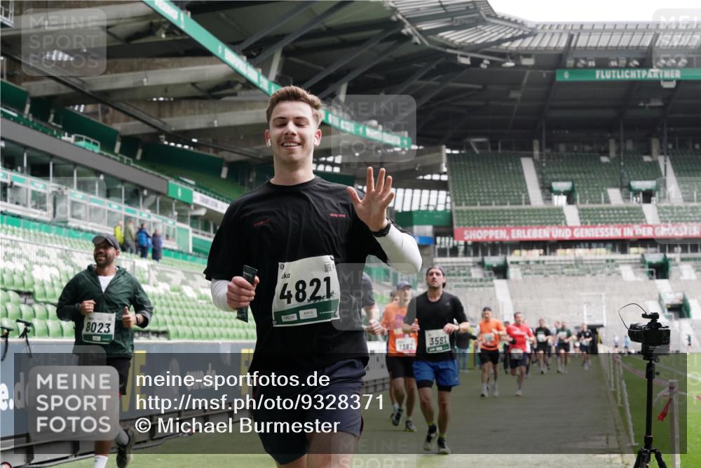 05.10.2025 - 20. swb-Marathon Bremen Michael Burmester http://msf.ph/oto/9328371 05.10.2025 12:57:16 Laufen im Stadion 31, 237, 246, 299, 305, 479, 613, 820, 833, 1161, 1317, 1382, 1491, 1595, 1627, 1971, 1977, 2166, 2269, 2436, 2522, 3396, 3471, 3591, 3798, 3813, 3969, 4089, 4484, 4496, 4821, 5100, 5104, 5149, 5246, 5503, 5664, 6250, 6267, 6451, 6486, 6493, 6510, 6534, 6535, 6768, 6926, 7017, 7086, 7283, 7371, 7390, 7490, 7546, 7578, 7940, 8023, 8479, 8564, 8903, 8964, 8973, 9054, 9129, 9983, 591, 1380, 1679, 2263, 2438, 2571, 2634, 3392, 3606, 3980, 4101, 5255, 5469 meine-sportfotos.de