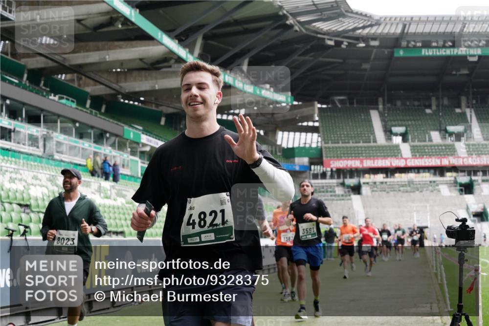 05.10.2025 - 20. swb-Marathon Bremen Michael Burmester http://msf.ph/oto/9328375 05.10.2025 12:57:16 Laufen im Stadion 31, 237, 246, 299, 305, 479, 613, 820, 833, 1161, 1317, 1382, 1491, 1595, 1627, 1971, 1977, 2166, 2269, 2436, 2522, 3396, 3471, 3591, 3798, 3813, 3969, 4089, 4484, 4496, 4821, 5100, 5104, 5149, 5246, 5503, 5664, 6250, 6267, 6451, 6486, 6493, 6510, 6534, 6535, 6768, 6926, 7017, 7086, 7283, 7371, 7390, 7490, 7546, 7578, 7940, 8023, 8479, 8564, 8903, 8964, 8973, 9054, 9129, 9983, 591, 1380, 1679, 2263, 2438, 2571, 2634, 3392, 3606, 3980, 4101, 5255, 5469 meine-sportfotos.de