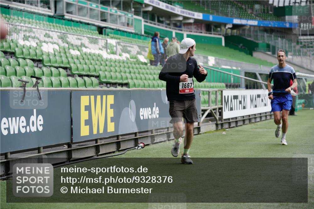 05.10.2025 - 20. swb-Marathon Bremen Michael Burmester http://msf.ph/oto/9328376 05.10.2025 12:53:07 Laufen im Stadion 248, 550, 590, 615, 793, 832, 869, 1298, 1367, 1431, 1538, 1600, 1667, 2072, 2075, 3553, 4132, 4218, 4573, 4729, 4746, 4805, 4914, 4935, 5169, 5447, 5561, 5579, 5866, 6492, 6630, 6677, 7255, 7277, 7408, 7416, 7634, 7773, 7975, 8238, 8297, 8349, 8431, 8462, 8580, 8709, 8921, 10338, 1550, 1552, 2595, 3033, 3041, 3626, 4362, 5459, 5675, 6367, 7012, 7293, 8218, 8558, 8701, 9115 meine-sportfotos.de